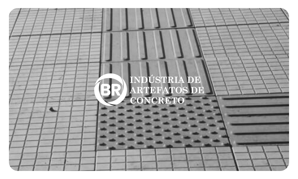 Piso Tátil Direcional em Concreto